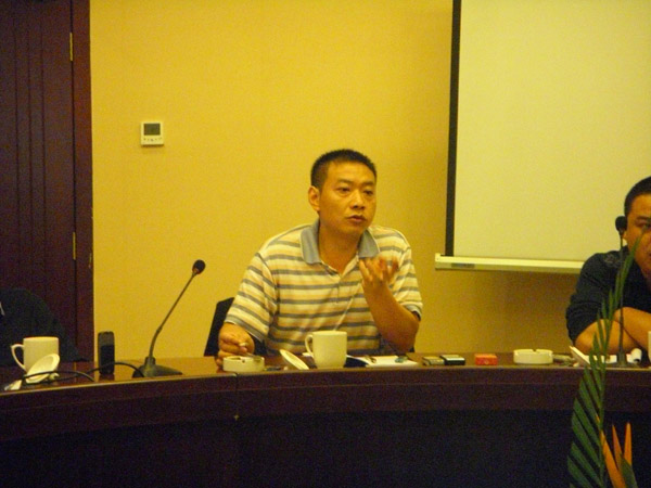 九月经营分析会现场-这是广州营业部经理张辉在发表讲话