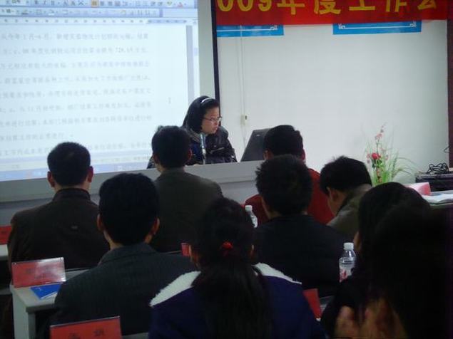 客户服务部经理彭静发表讲话