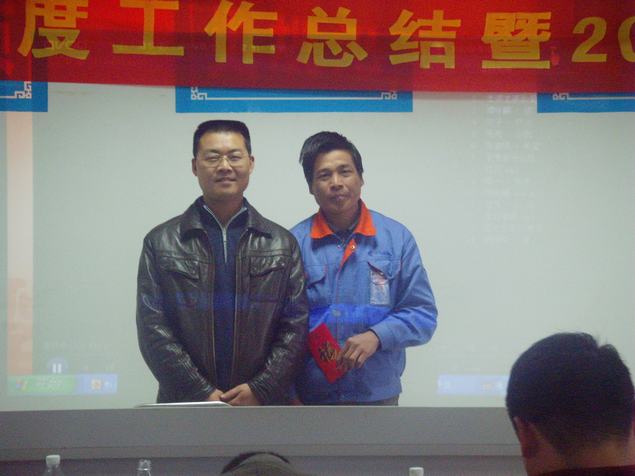 总经理毛超平为配送中心员工宋磊石颁发困难扶助金