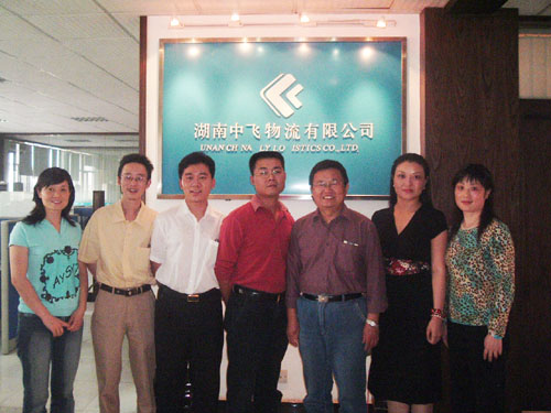 毛总经理与采购联合会评审组主要成员的合影