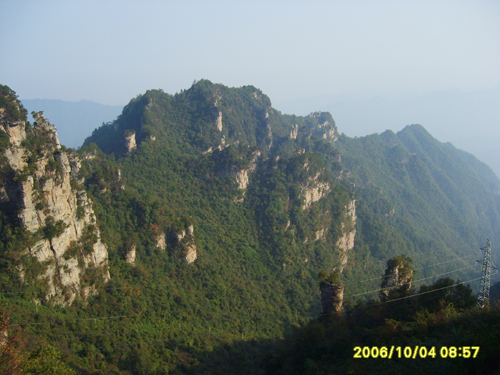 连绵的天子山群峰