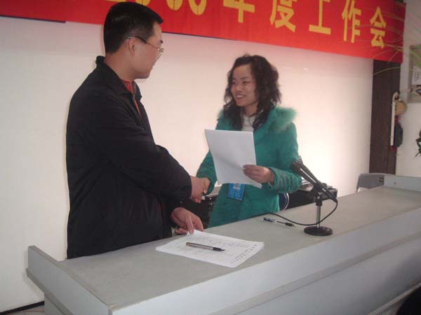 市场部经理宋桂娥与毛超平总经理签定业绩合同